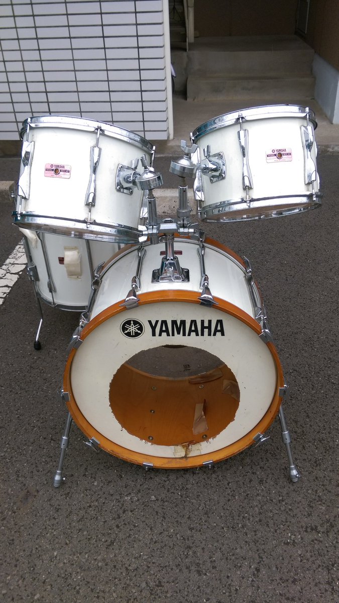 occultsniper's tweet image. そろそろ片付けないとヤバイ物置に眠ってるドラム
YAMAHA YD9000G ホワイト
40年位前の物で一度10年位前に片そうと思ったのですが友人からビンテージ物のGシリーズの白は探してる人がいっぱいいるよと聞いてもう少し取っておくかとズルズルで今に至るw
#ドラム
#ヤマハ
#YAMHA YD9000
#楽器