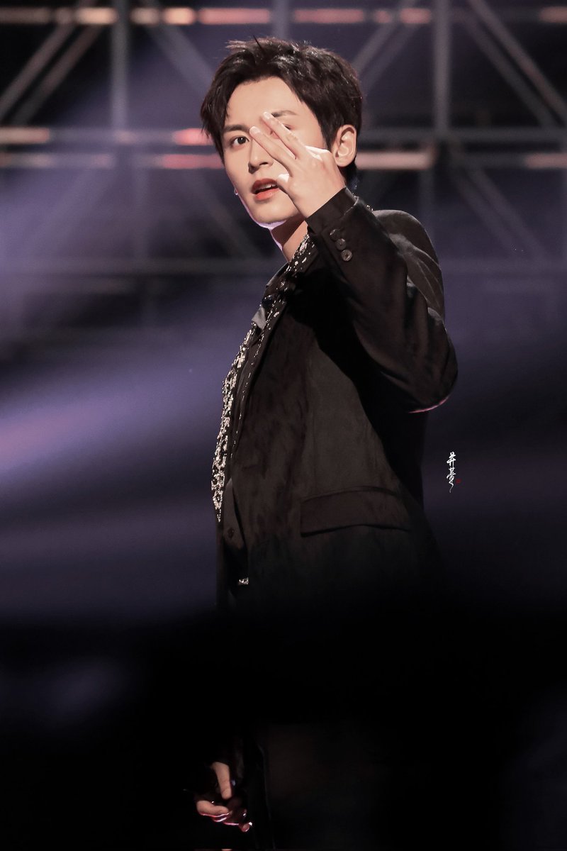 This is #TheRealZhangZhehan on stage, classic, shining and exquisite.

#ZhangSanjian is NOT #ZhangZhehan