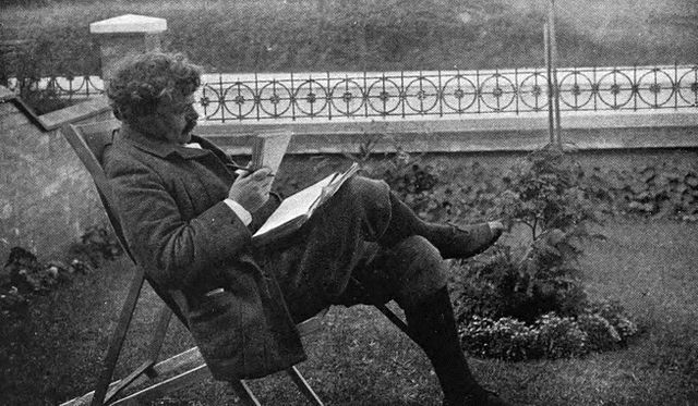 'Recuerda que la soledad está diseñada para ayudarte a descubrir quién eres'.
Chesterton
