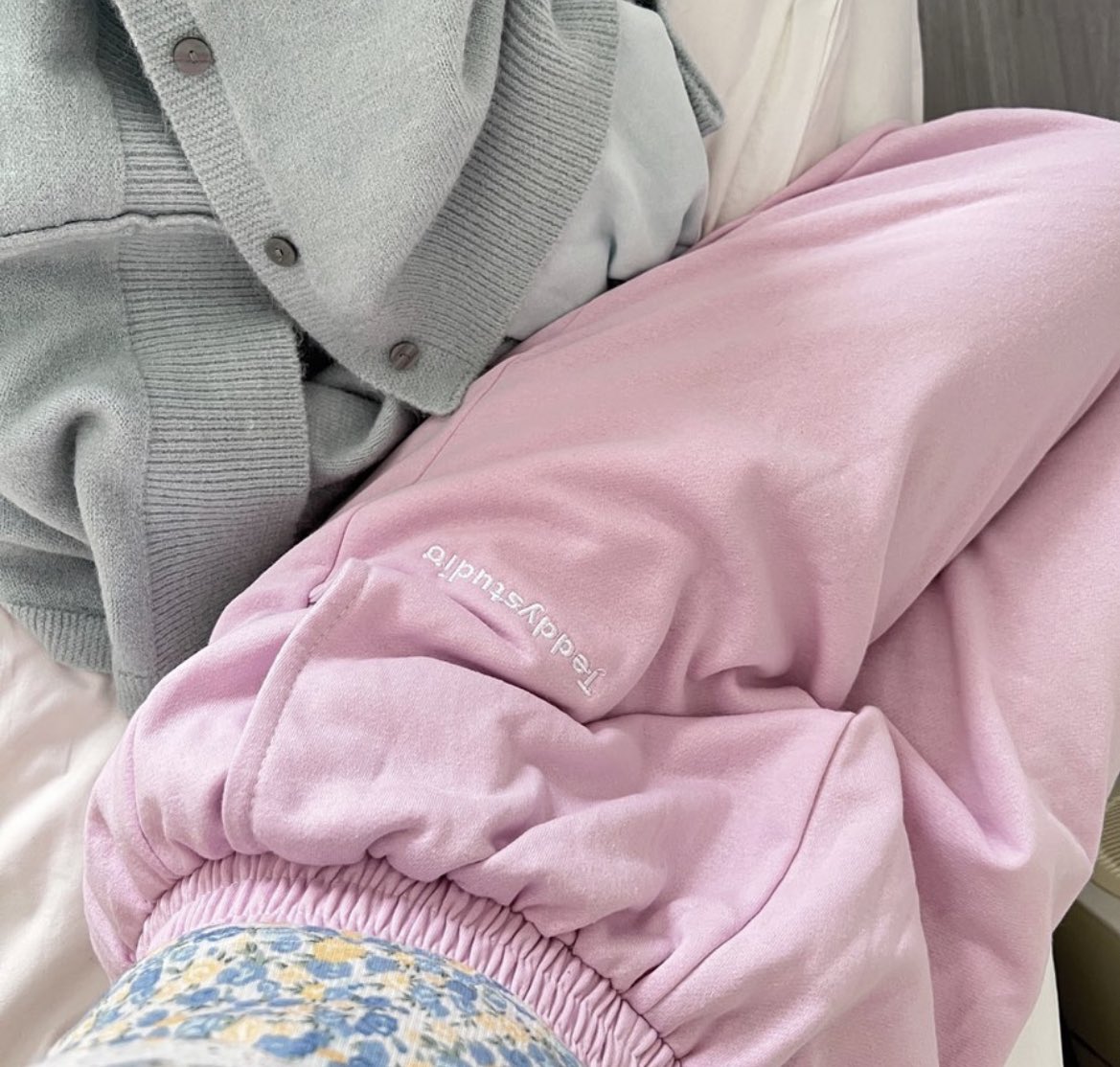 ifeelsopeach's tweet photo. ใครชอบใส่กางเกงวอร์ม อยากแนะนำร้าน teddy studio มากก มี 5 สี น่ารักทุกสี 🧽🛋️🧼 ที่ชอบมากๆเลยคือคนสูง 155 - 170 cm ใส่ได้ ใส่แล้วดูไม่ตันน 🍞 https://t.co/ZMJi0ie1Rl