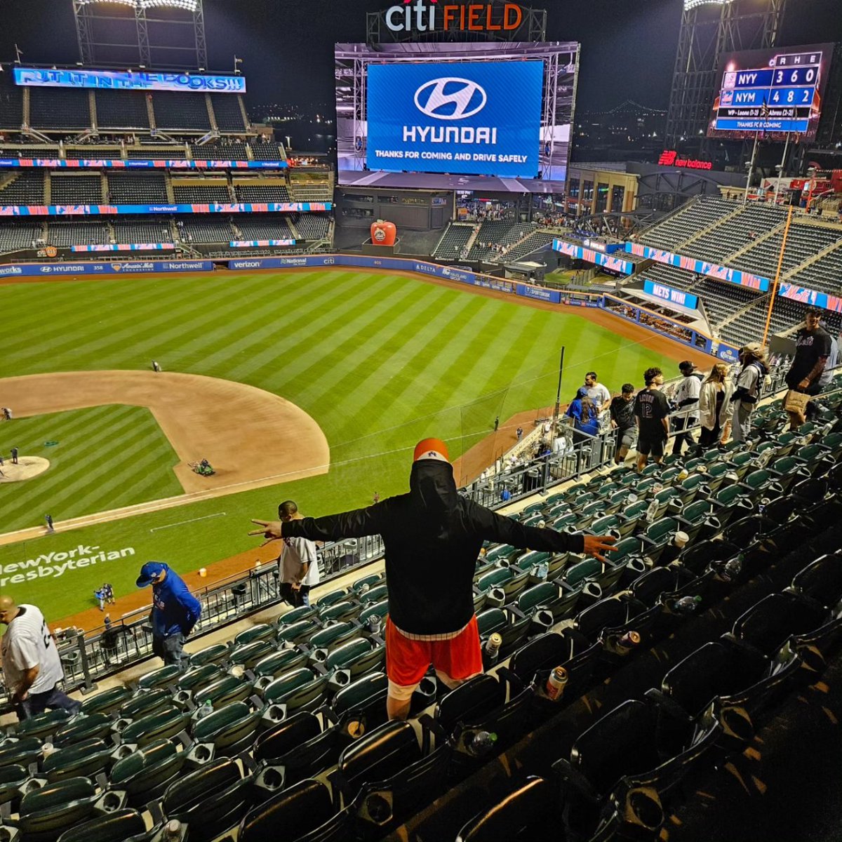 TioALnyc's tweet photo. #Mets WIN!!! #MySignaturePose
#LGM https://t.co/e7GzWrUuRB