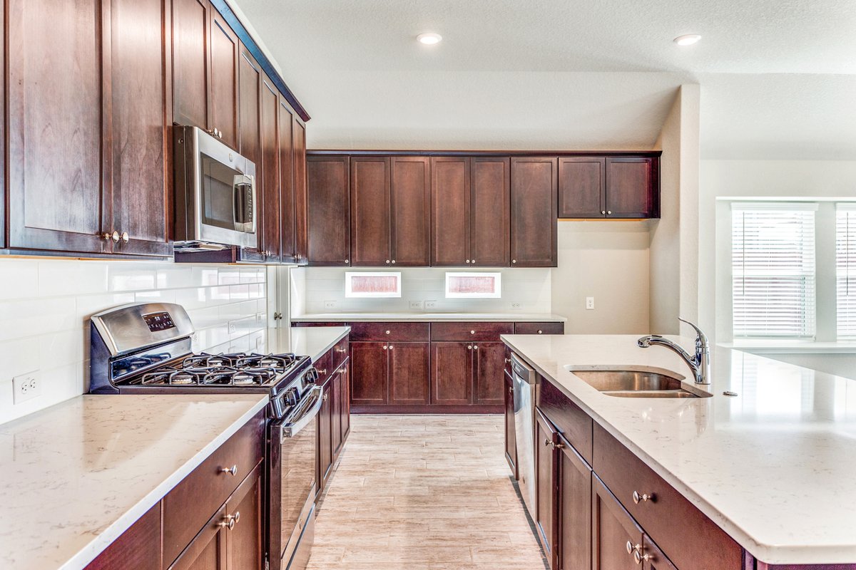 kariannewrites's tweet photo. Stunning 1 story with 4 beds and a hard-to-find 3-car garage #justlisted in #sanantonio https://t.co/ciItqDwfJf via @brivity https://t.co/3GcFHnptwm