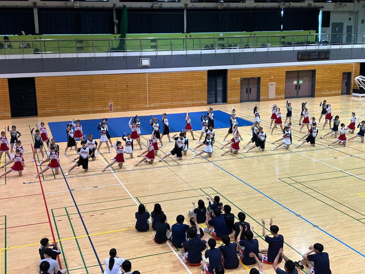 tmuRITZ's tweet photo. 【横市戦】

6/11に横浜市立大学との交流戦が行われました！

開会式にて横浜市立大学チアリーダー部Seagullsさん、東京都立大学男子チアリーディング部MAXONSさんと合同演技を披露させていただきました！

また11期がこの横市戦でデビューしました💖

新体制のRITZの応援よろしくお願いします💁‍♀️✨ https://t.co/LbJIxJaDVg
