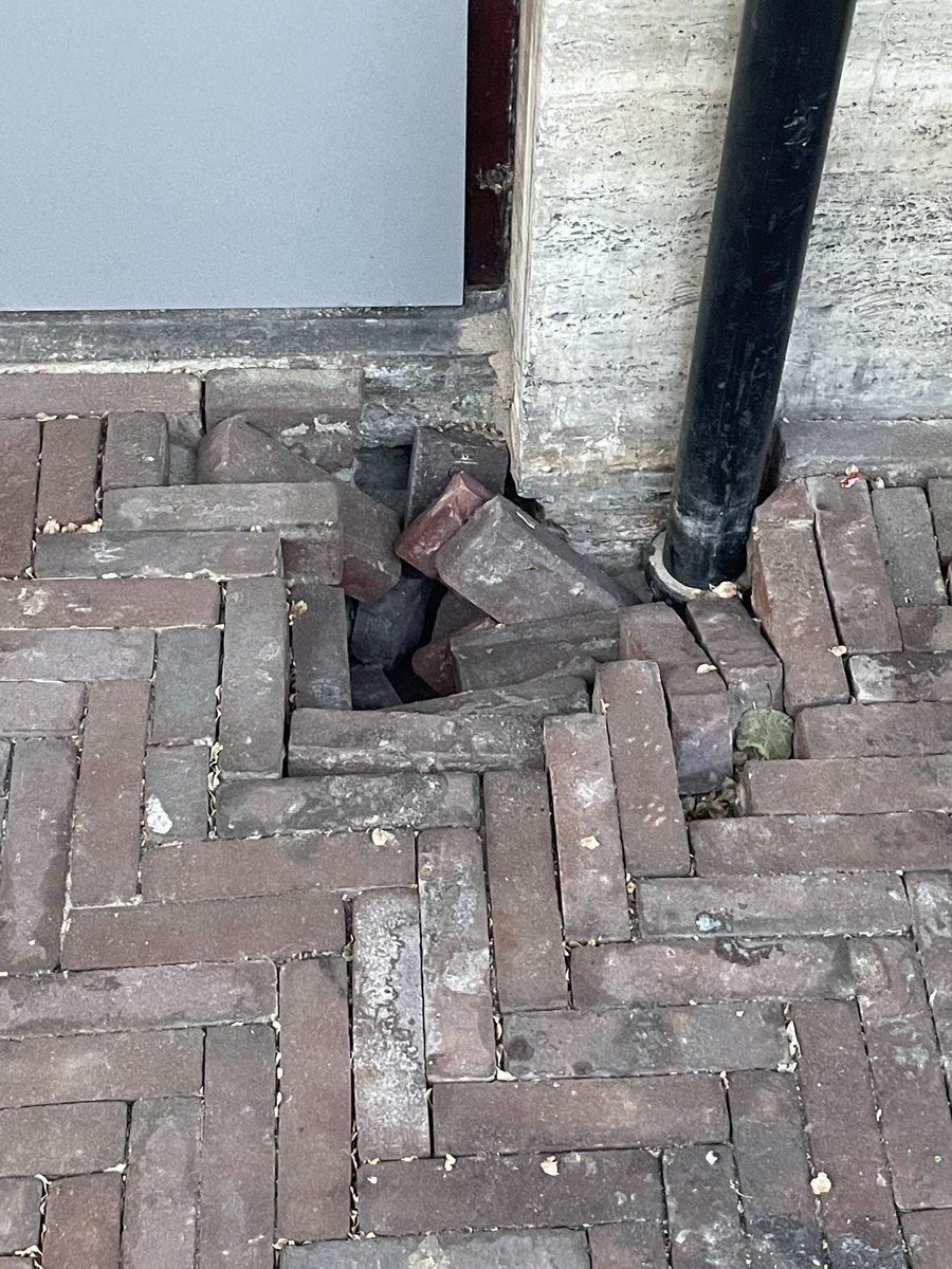 EmperorStorky's tweet photo. Beste @GemeenteDenHaag ik hoop oprecht dat jullie deze 2 plekken laten maken. Want ten eerste is het geen gezicht en ten tweede is zeker die ter hoogte van de Marqt gevaarlijk voor ouderen. Andere is naast Melbalino beide in de Theresiastraat. https://t.co/kmHomEN3Ch
