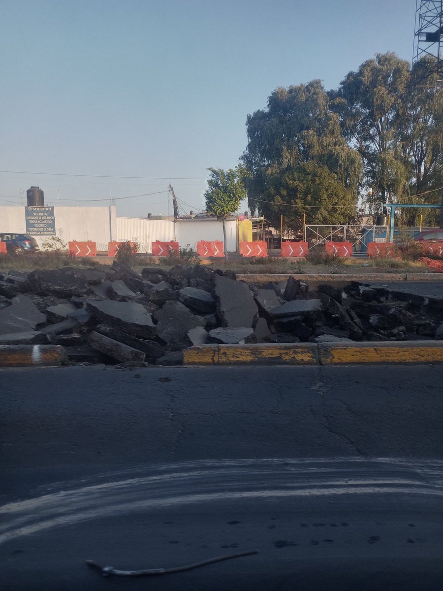 andynayeag's tweet photo. @delfinagomeza @pacovazquezr @IEEM_MX Pero que tal invierten en el carril del mexibus avenida central https://t.co/FtyJ1Je4QX