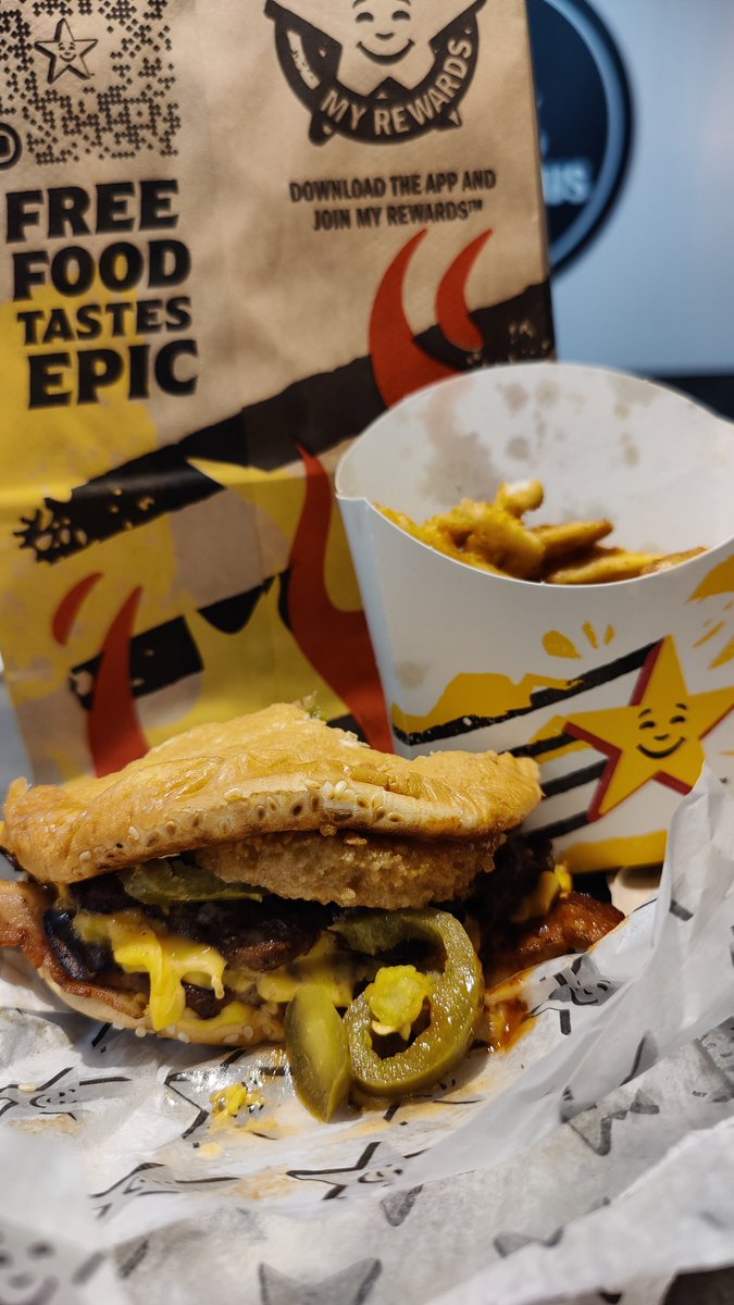 osvelg's tweet photo. @franco_esca @lamolechida , @CarlsJrMx @CarlsJrMty Misión casi cumplida no hay paquete #FlashMovie en #SanAntonioTx  #AmosDelUniverso https://t.co/bHt4kzGVB6
