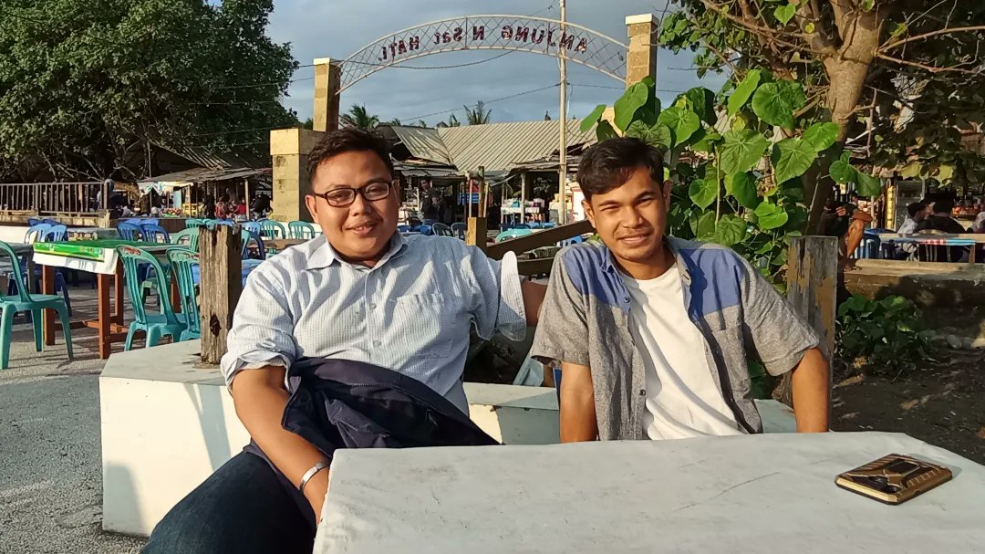 ariesn_'s tweet photo. Chat with friends with a discussion theme that draws the Constitutional Court's decision regarding the electoral system,waiting for coffee to be served, by the beach and sunset. 
#Kotatuaampenan https://t.co/TJUuze6amg