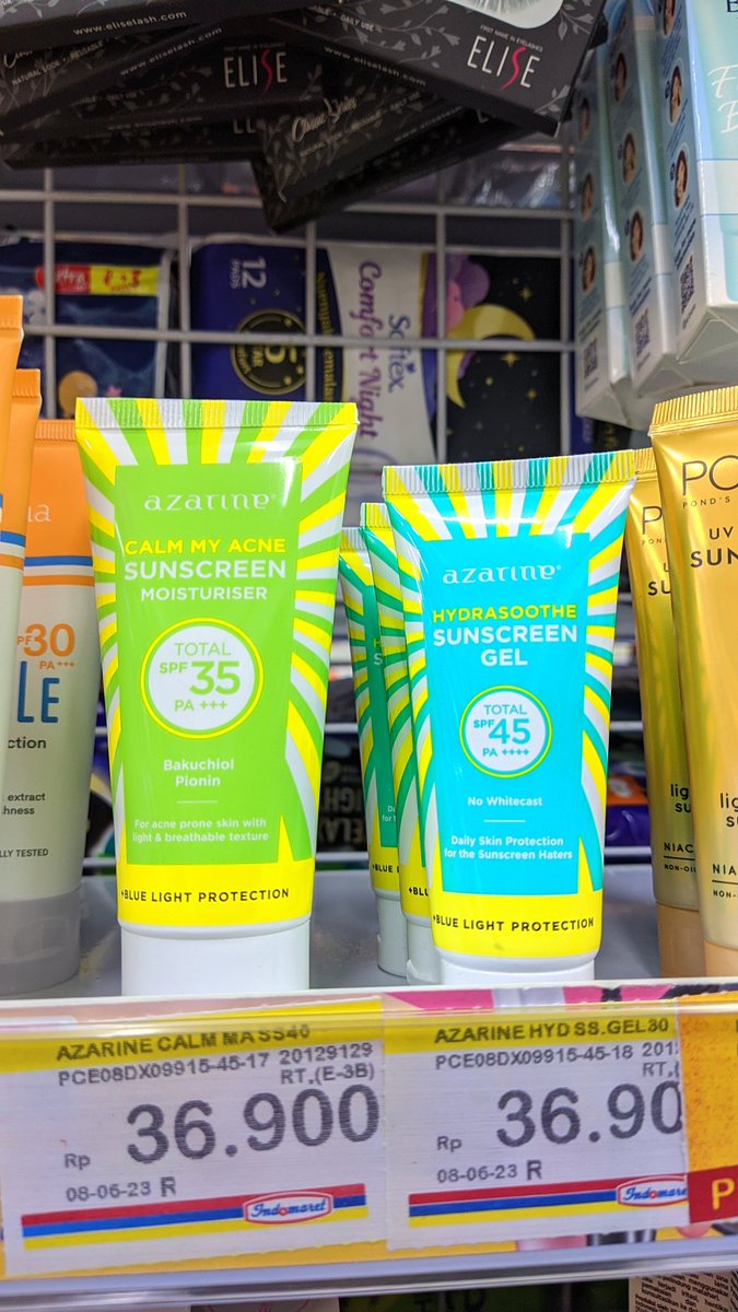 namakuopi's tweet photo. Aku mau liburan dan mau gamau harus punya skincare yg travel size, termasuk sunscreen. Karena di daerahku jarang ada toko skincare jd aku cari sunscreen di indomaret samping rumah. Dan yak aku temuin sunscreen azarine travel size 30ml dong!! Cuma 36k pula https://t.co/NyXqxYn3kS