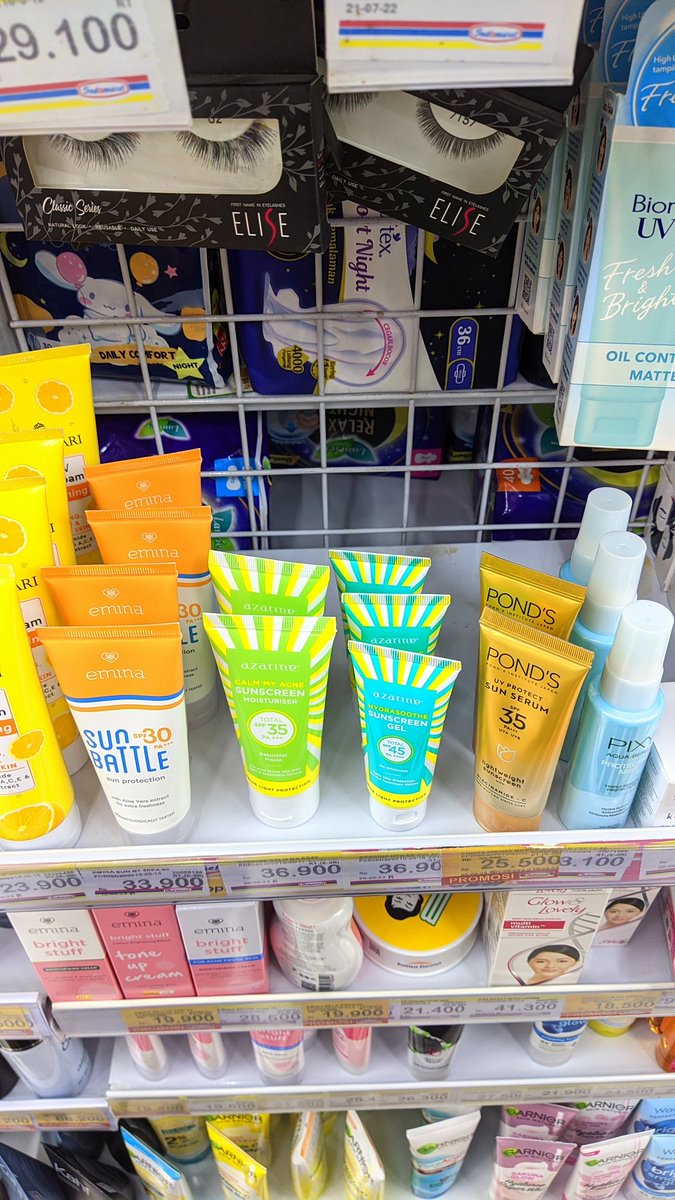 namakuopi's tweet photo. Aku mau liburan dan mau gamau harus punya skincare yg travel size, termasuk sunscreen. Karena di daerahku jarang ada toko skincare jd aku cari sunscreen di indomaret samping rumah. Dan yak aku temuin sunscreen azarine travel size 30ml dong!! Cuma 36k pula https://t.co/NyXqxYn3kS