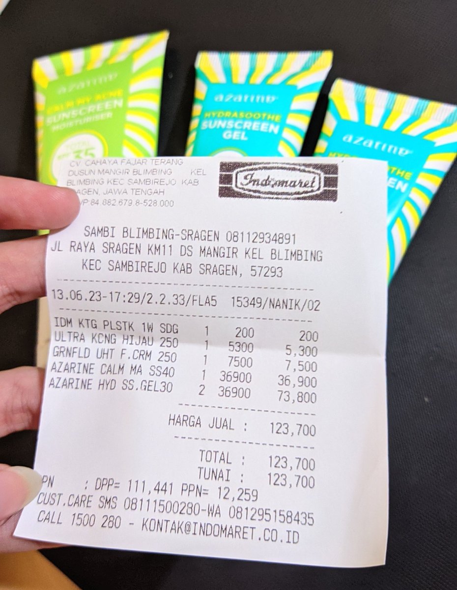 namakuopi's tweet photo. Aku langsung borong 3 karena harganya cuma 36k! Jadi seneng deh beli sunscreen ga usah jauh jauh ke kota. Trus juga udah ada 2 varian sunscreen azarine sesuai jenis dan kebutuhan kulit☺ https://t.co/6CECXDAhIE