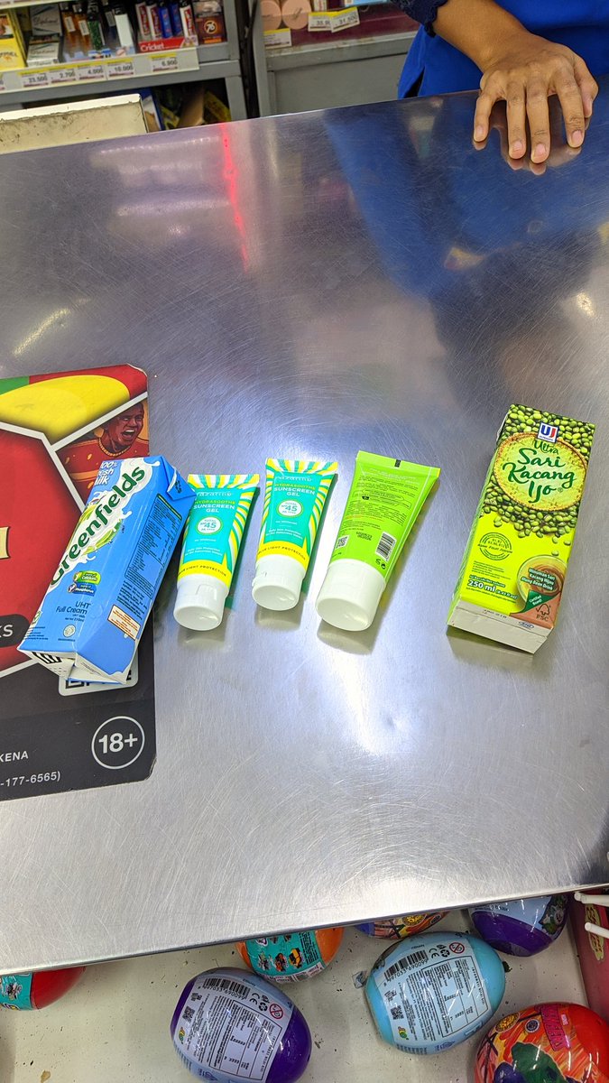namakuopi's tweet photo. Aku langsung borong 3 karena harganya cuma 36k! Jadi seneng deh beli sunscreen ga usah jauh jauh ke kota. Trus juga udah ada 2 varian sunscreen azarine sesuai jenis dan kebutuhan kulit☺ https://t.co/6CECXDAhIE