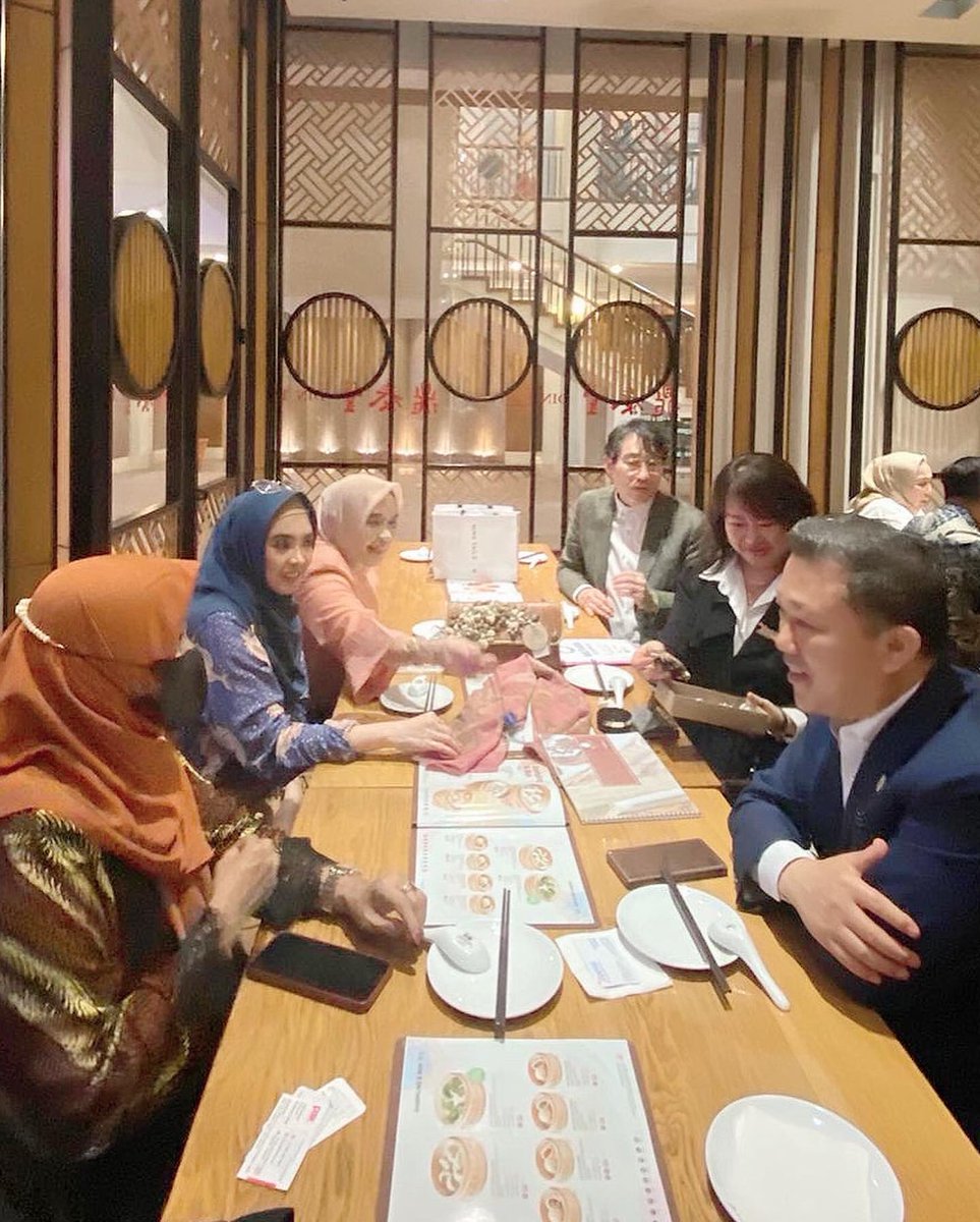 ingrid_kansil's tweet photo. meeting with colleagues who also represent IPEMI in Korea chaired by Mrs. Kim Eun Soo, Mr Lee Kwang Yeon , Mr Kim Jong Wook & Mr Michael @ipemi_korea
#ingridkansildiary #ikatanpengusahamuslimahindonesia #colleagues #ipemi #ipemikorea #entrepreneur #ingridkansil https://t.co/lpIOq7eZI1