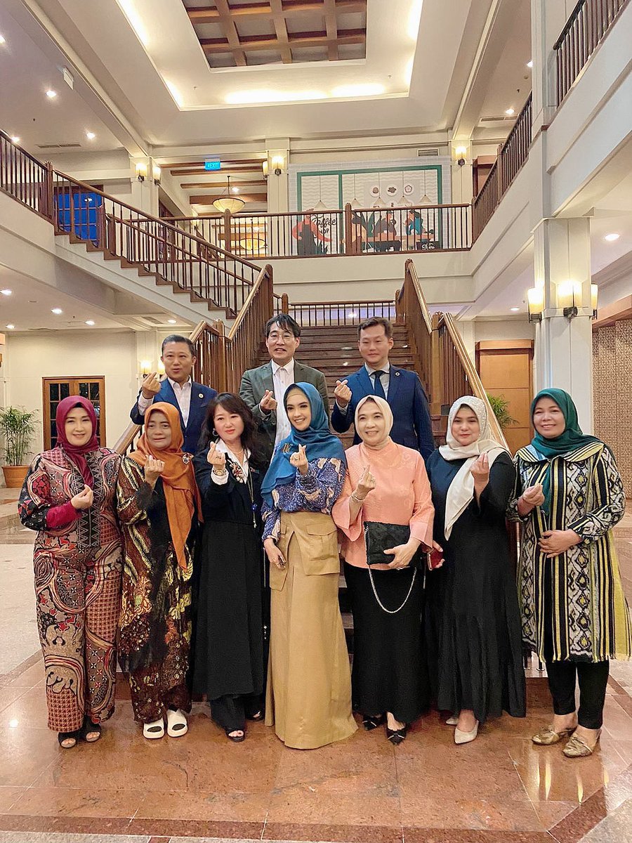 ingrid_kansil's tweet photo. meeting with colleagues who also represent IPEMI in Korea chaired by Mrs. Kim Eun Soo, Mr Lee Kwang Yeon , Mr Kim Jong Wook & Mr Michael @ipemi_korea
#ingridkansildiary #ikatanpengusahamuslimahindonesia #colleagues #ipemi #ipemikorea #entrepreneur #ingridkansil https://t.co/lpIOq7eZI1
