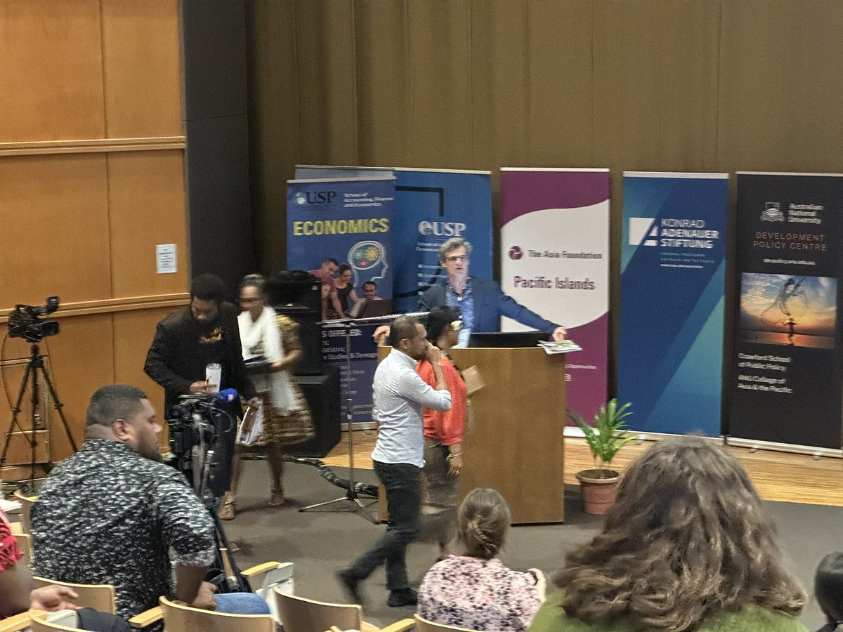 ArielaZibiah's tweet photo. très fière de #BluPacificKids presenting their Pacific Mobility Index (born around #grog!) as current policies r “unfair”.
“There are > imp. issues than just #population numbers!” [M.Kabuki] “2 many #policies are being made without us.” @JopeTarai 
#pacificscholars
#PacificUpdate https://t.co/xX3HaHTpjT