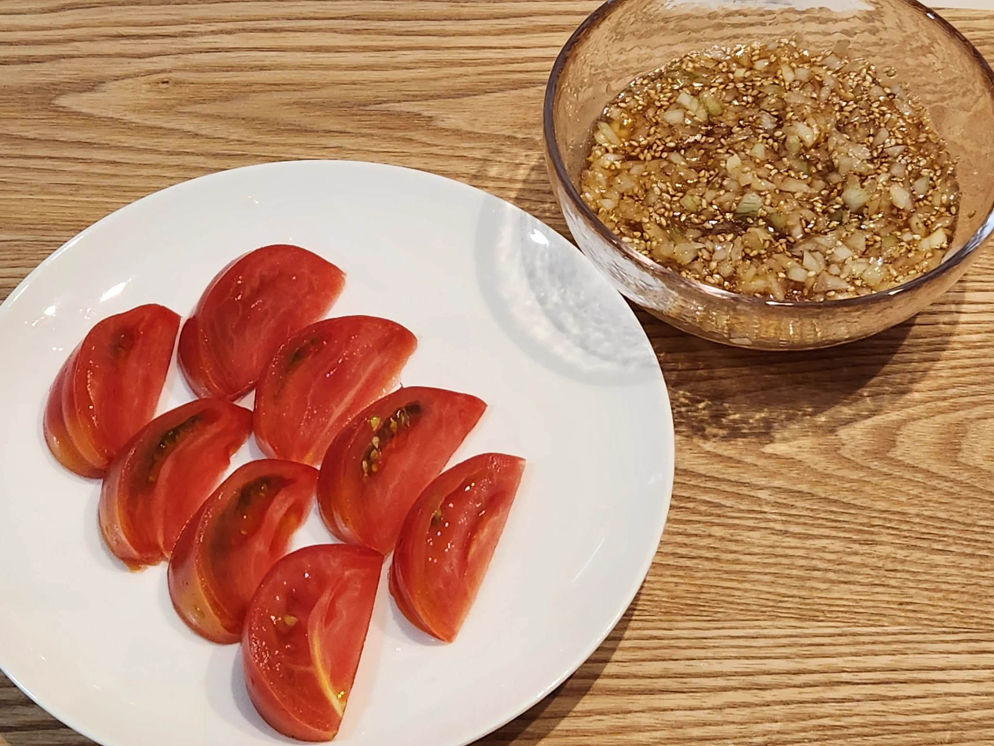 中華風トマトサラダ
材料
・トマト…1玉
・玉葱…半玉
・醤油…大さじ1
・カンタン酢…大さじ1
・砂糖…小さじ1
・ごま油…小さじ2
・白ごま…適量
1.トマトをくし切り
2.玉葱をみじん切り
3.調味料と2を混ぜ1にかける
試してみて！ 