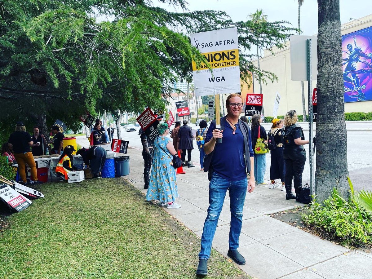 MrJordanByrne's tweet photo. Our Flag Means Strike! #OurFlagMeansDeath #SAGAFTRA #sagaftramembers #UnionStrong #1u https://t.co/8HhoXtN98t