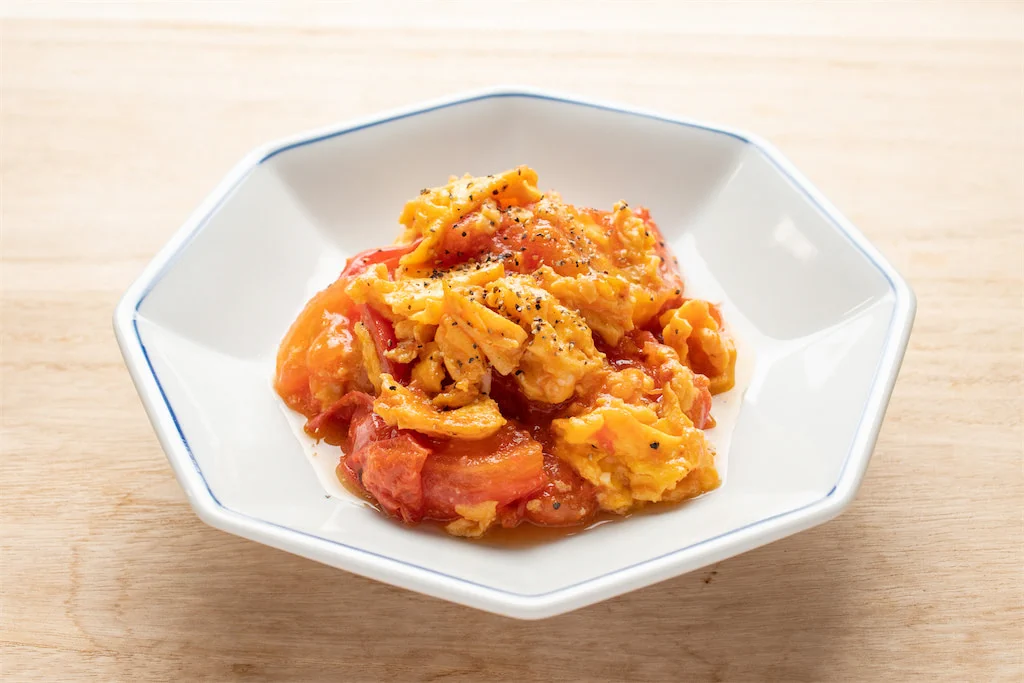トマトと卵の中華炒め
①トマトをくし切り
②卵を溶き中華調味料を混ぜる
③スクランブルエッグを作る
④卵が半熟になったら皿に取り出す
⑤トマトを炒める
⑥トマトと皿に出した卵を絡める
⑦ペッパーをかけて完成
材料は画像を参照！
加熱することで細胞壁が壊れリコピンの吸収率が高まります！ 