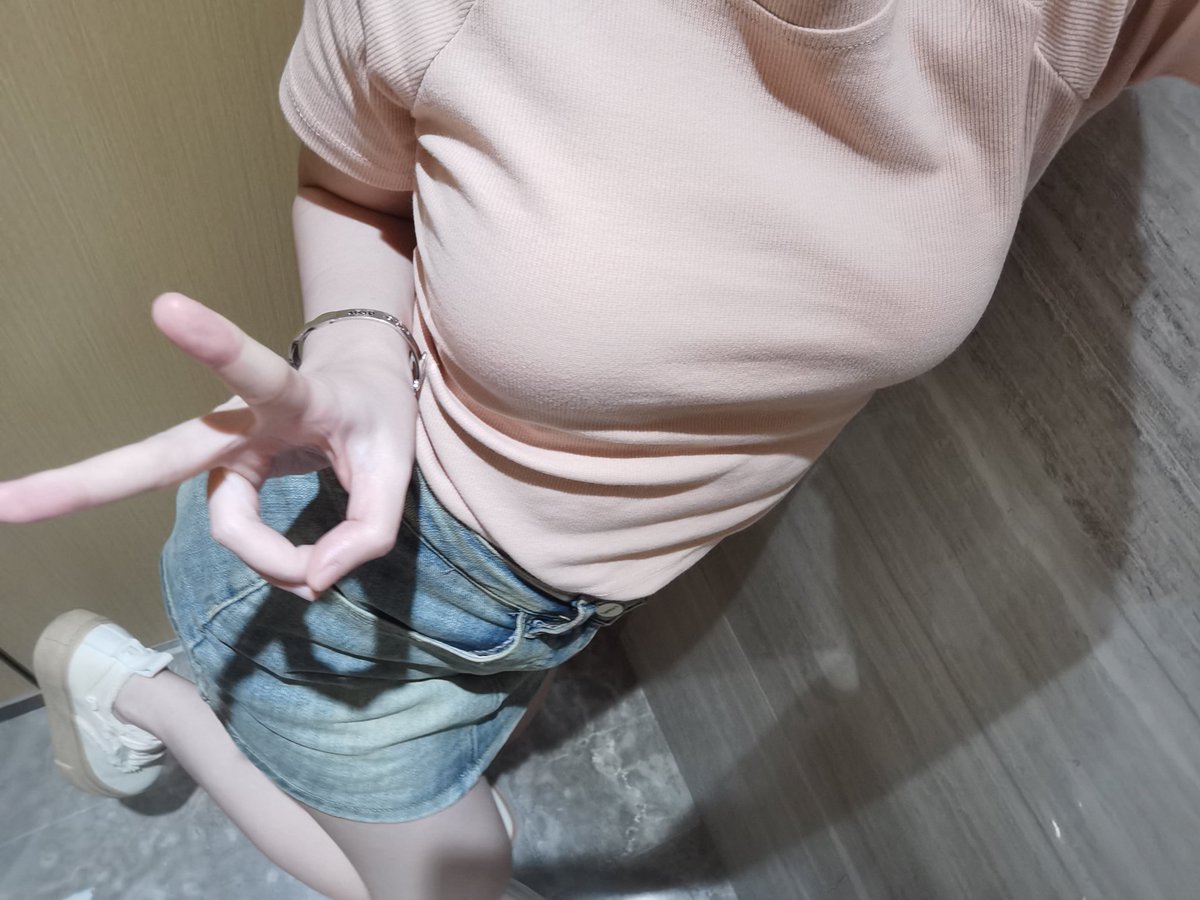 社恐人只敢在厕所扭曲阴暗地自拍