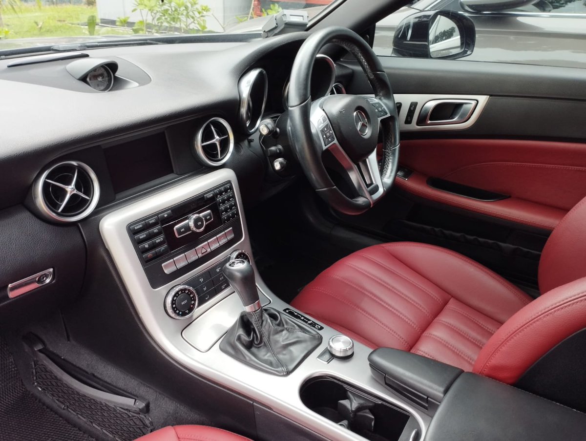 propelauto's tweet photo. Well Maintained Mercedes R172 SLK Car arrived at #PropelAuto
Grabbers!! Get ready to adopt parts for your car👇🤗🚗
#SLK200 #XenonLamps #Rooflamp #PanaromicRoof #GlassRoof #GenuineParts #Singapore #Staggeredrims #RedCushion #Mercedes #Carparts #MercedesParts #Marketing #Grab https://t.co/r1R4lQ12l3