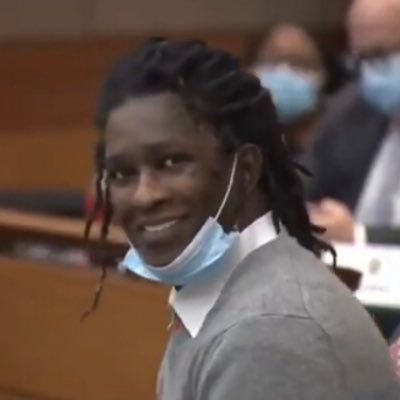 YNW Melly escrevendo uma musica durante seu julgamento, ou Young Thug e YSL 'traficando' no meio do tribunal?

Quem é mais maluco das ideias?