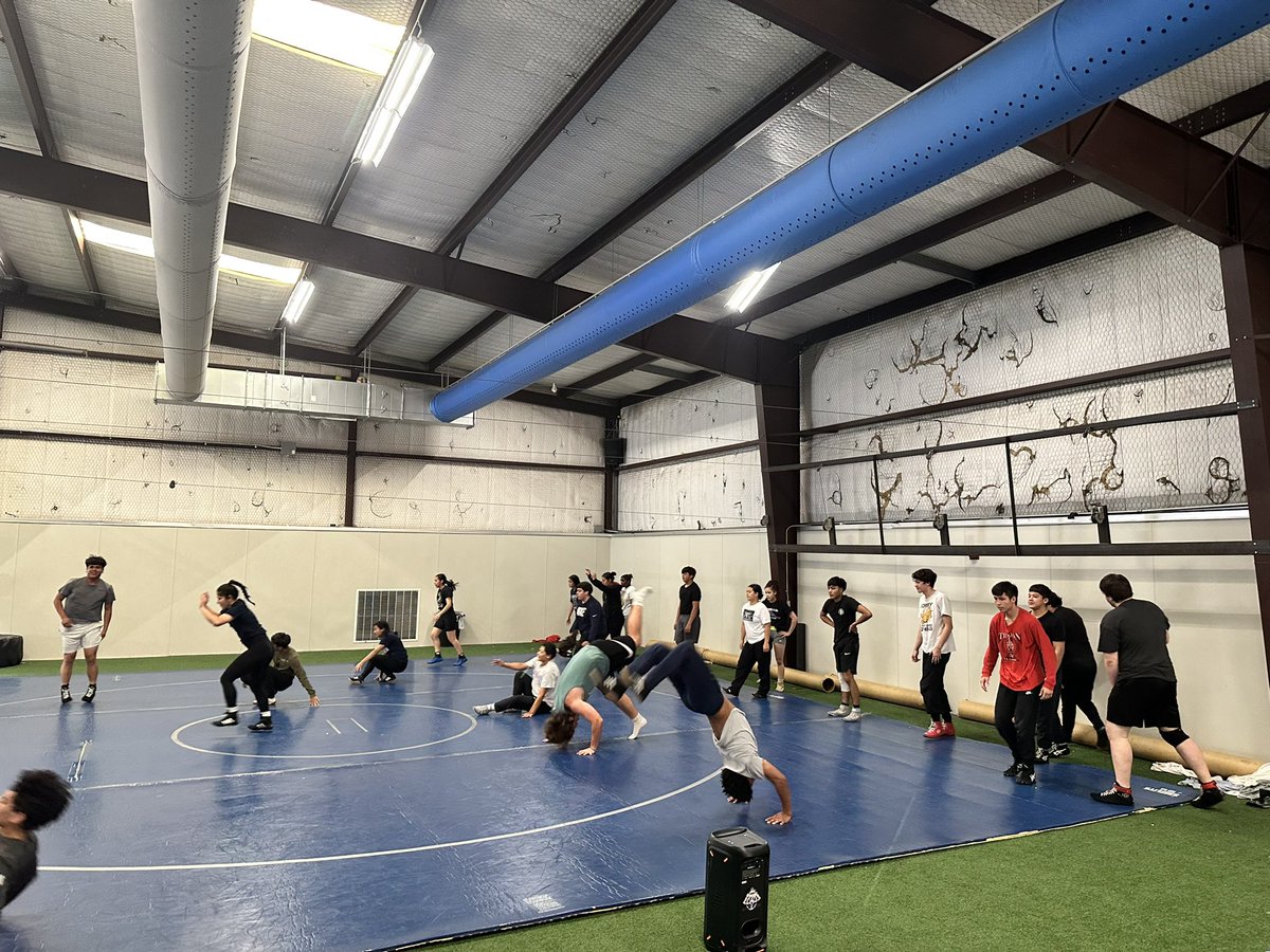 Wrestle_Nimitz's tweet photo. 1 year ago - only 4-6 showed up.  This year 24-26 daily.  This is GROWTH. THIS IS #AllN this #ContinuesTheRaid @NimitzVikings @VikingDirector @IISDAthletics @IrvingISD @Coach_M_A_Small https://t.co/58g3ZTOTzA