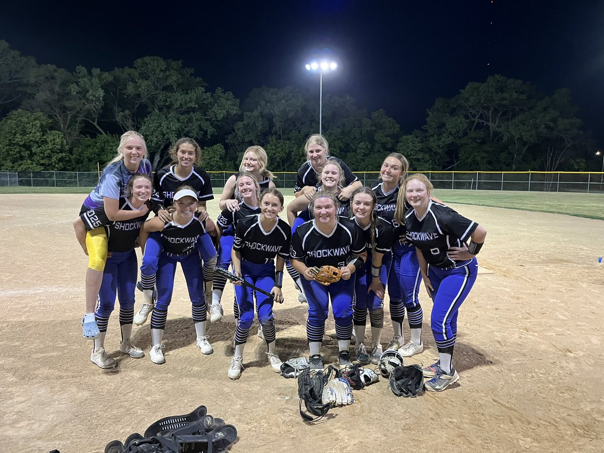 I love Wednesday night W’s!  Picked up ✌️tonight!  

1.00 <a href="/claire_koile/">claire koile</a> 
750+ <a href="/paigeC_24/">Paige Comstock</a> 
600+ <a href="/estein25/">Ellie Stein</a> 
500+ @Mira68894722 (🔥🦇)&amp; <a href="/joslyn_sargent9/">Joslyn Sargent</a> 
300+ @ur_mom_julia &amp; <a href="/syd1871/">sydney</a> 

<a href="/AbbiWieczorekk/">Abbi</a> (🏅🧤) for work behind the plate!

Solid pitching by all 3 tonight in the ⭕️