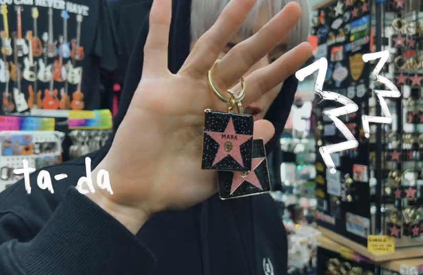 #jeno with mark lee keychains