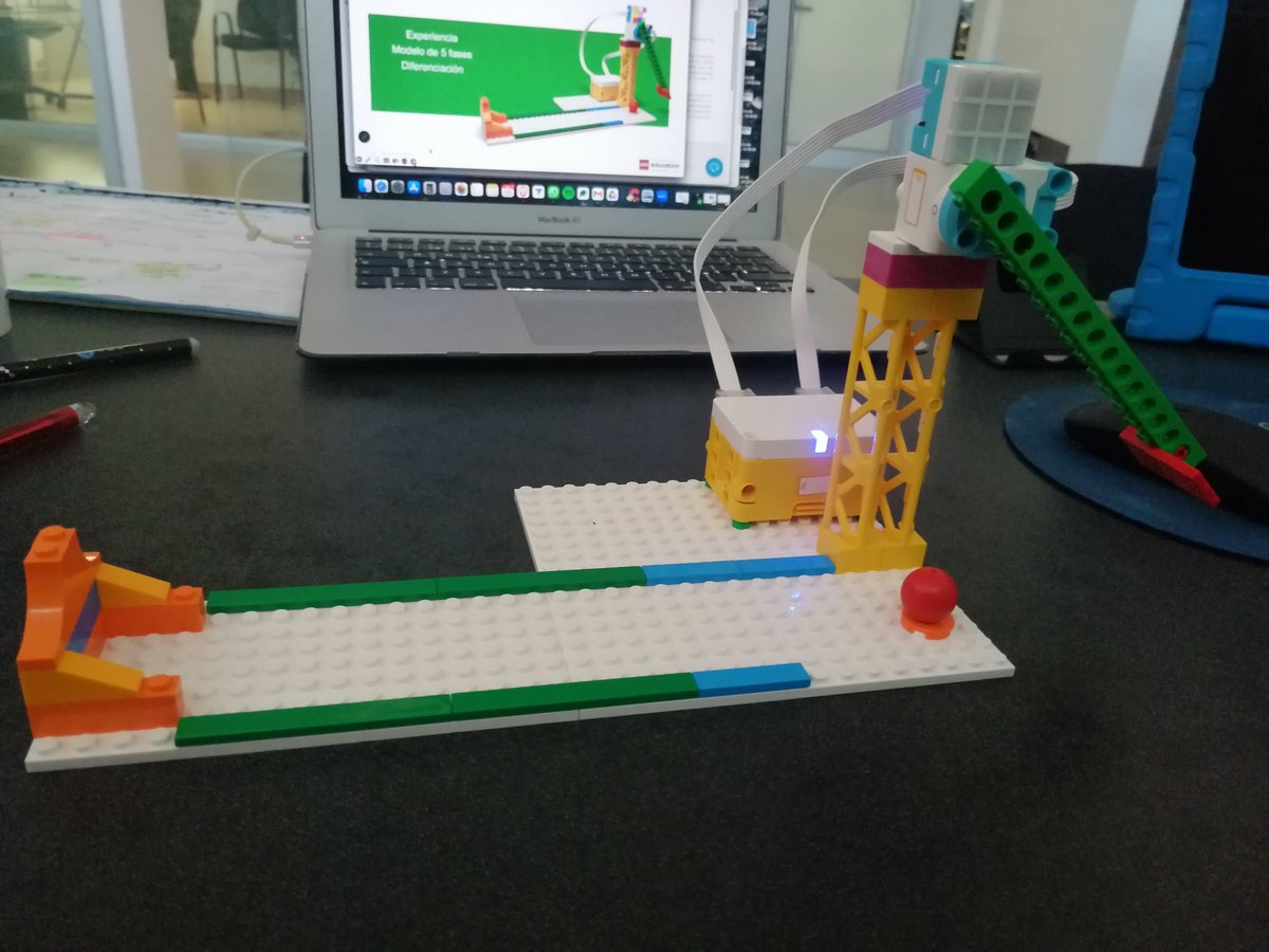 oz_csb's tweet image. Aprendiendo para mejorar habilidades tecnológicas y pensamiento computacional de nuestros alumnos del @CSBoficial  con #LEGOeducation Gracias @BloquesConLuz y #LEGOAcademyRobotiX por el apoyo y capacitación. Iniciamos experiencias de aprendizaje con Spike Essential @JJHoyos_CSB