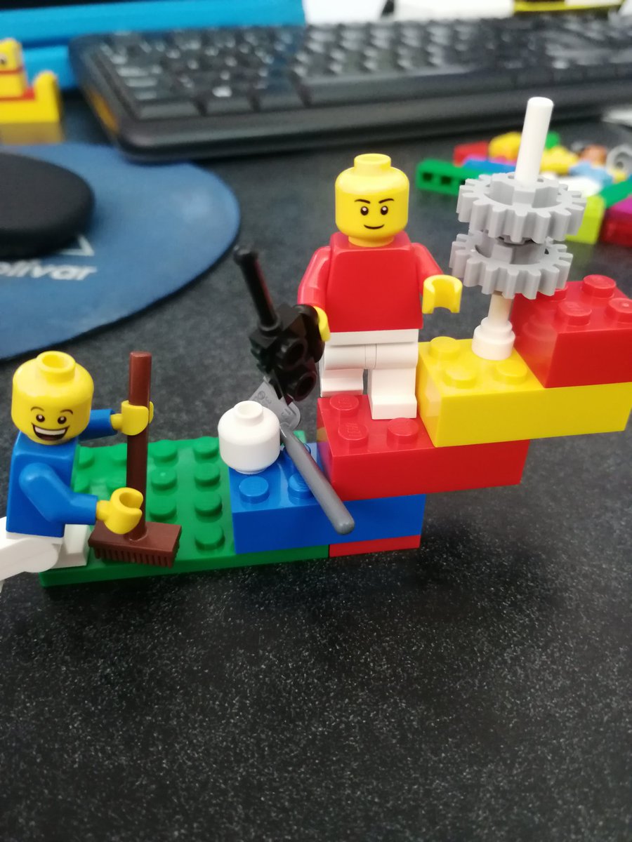 oz_csb's tweet image. Aprendiendo para mejorar habilidades tecnológicas y pensamiento computacional de nuestros alumnos del @CSBoficial  con #LEGOeducation Gracias @BloquesConLuz y #LEGOAcademyRobotiX por el apoyo y capacitación. Iniciamos experiencias de aprendizaje con Spike Essential @JJHoyos_CSB