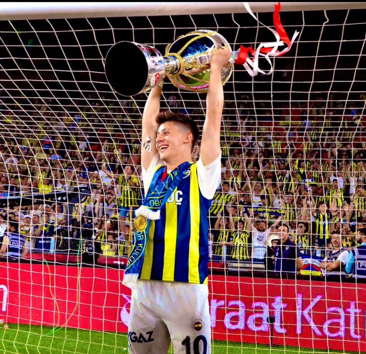 #BiziBırakmaArdaGüler Takım zaten kötüydü beni umutlandıran ve Tv başına çeken tek şey sendin be çocuk.Arda bugün ilk 11de mi yada lanet hoca ne zaman Ardayı oyuna alacak diye kafa patlatıp dururdum.Alexten sonra beni en heyecanlandıran adamdın.1 sene daha bizimle ol evlat💛💙🔥