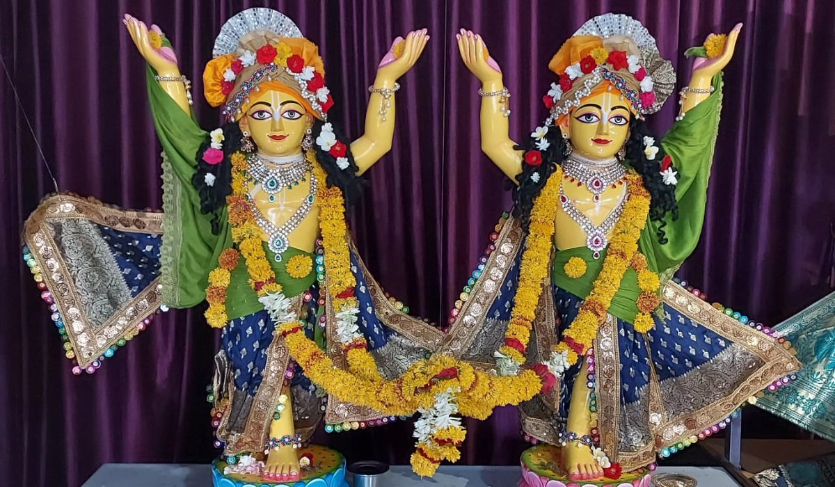 ISKCONVECC's tweet photo. Today's beautiful 😍 Darshan of Sri Sri 🌼Jagannath 🌼Baldev 🌼Subhadra &amp; Sri Sri 💐Gaura 💐Nitai https://t.co/ER8jyDVjRI