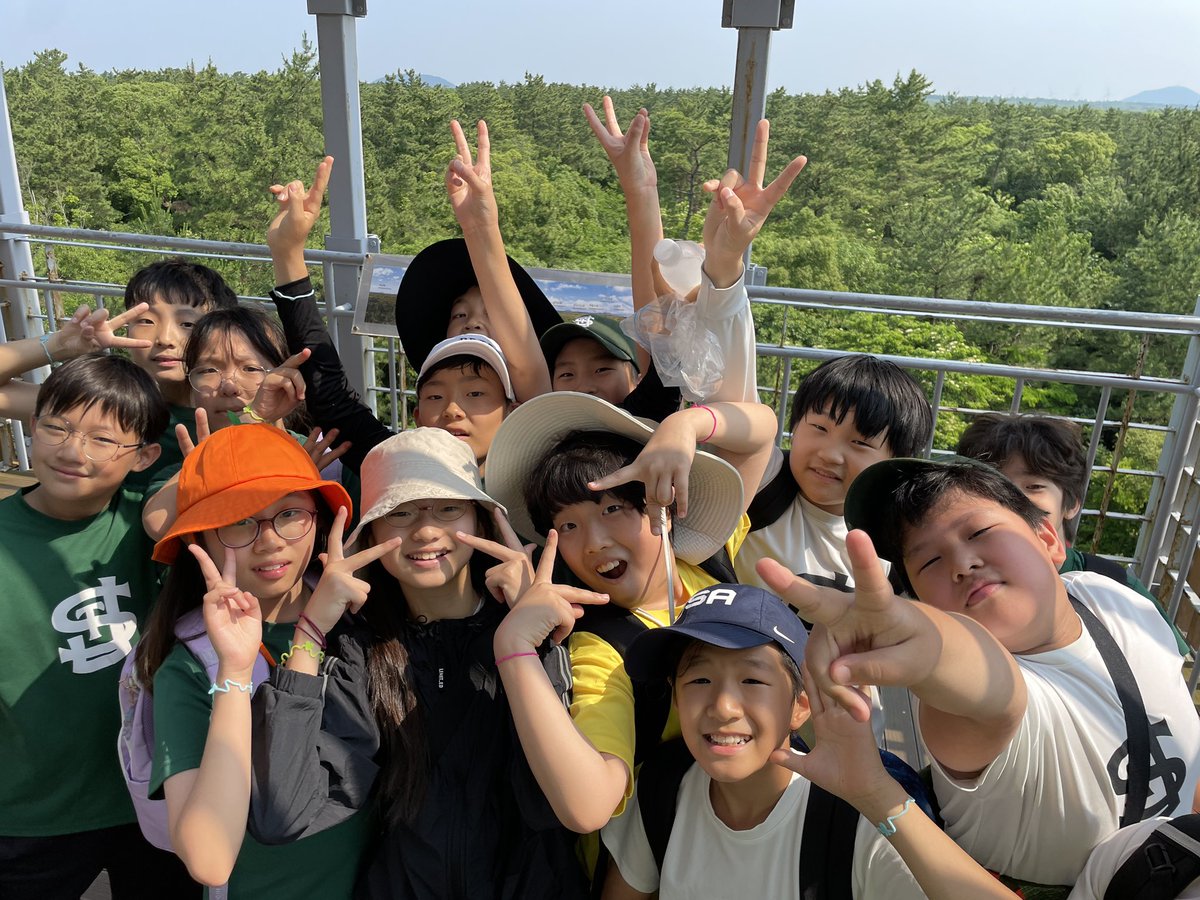 davidmrive's tweet image. Go Pirates! 4R making the most of Jeju Gotjawal Provincial Park which is right on our doorstep! Walking field trips are the best, especially at this time of the year. #jeju #hike #gotjawal @SJA_Jeju 🌲🌲🌲🌲🌲✌🏻