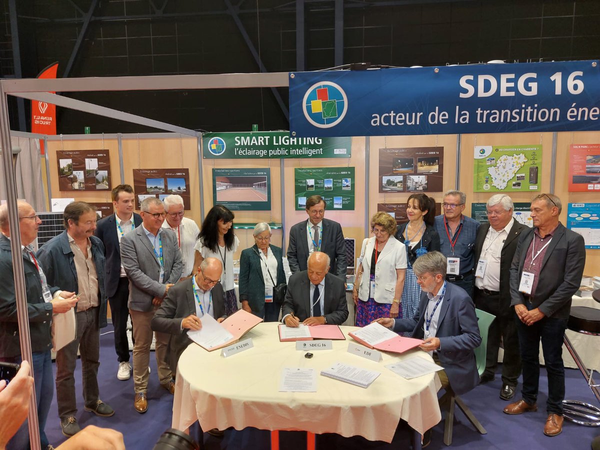 🖊️ EnDirect @SalonAchatP signature du renouvellement du contrat de concession entre le SDEG 16, @EDFofficiel et @enedis pour mieux répondre aux enjeux de la #TransitionEnergetique. Un engagement conclut pour une durée de 3️⃣0️⃣ ans ! #ServicePublic