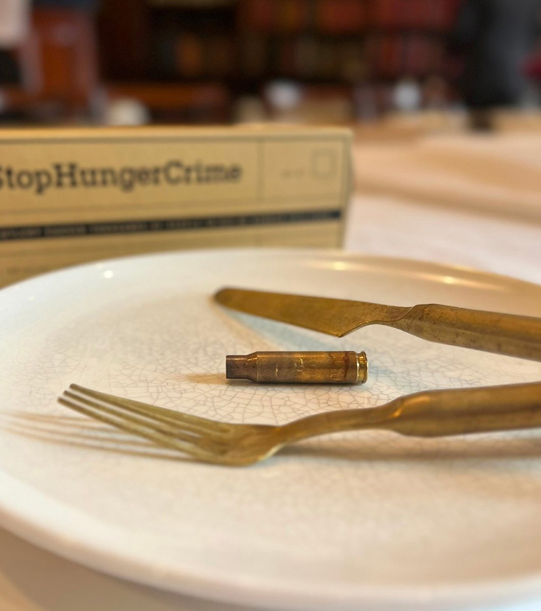 En Angleterre, Action contre la faim a organisé un déjeuner peu conventionnel avec des couverts fabriqués à partir de munitions recyclées. Objectif : alerter sur le lien famines et conflits mondiaux

Plus d’infos : bit.ly/467JqnY