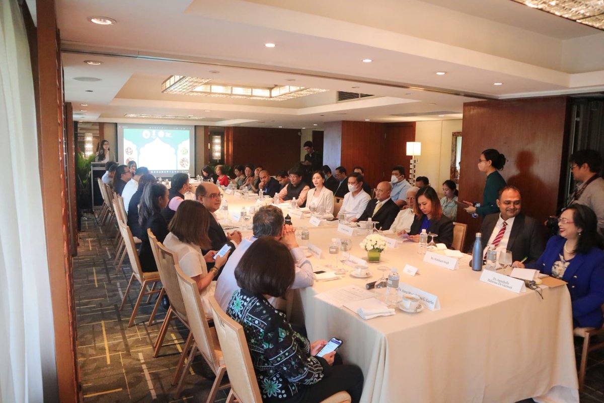 First ever Roundtable on Ayurveda in Philippines today. 

Addressed by Ambassador <a href="/shambhukumaran/">Shambhu S. Kumaran</a> <a href="/DoHGovPH/">Department of Health Philippines</a> Undersecretary Laxamana and <a href="/NIAJaipur/">National Institute of Ayurveda</a> VC Prof Sanjeev Sharma. 

Active discussions on certification of Ayurveda practitioners &amp; registration of Ayurveda products in 🇵🇭