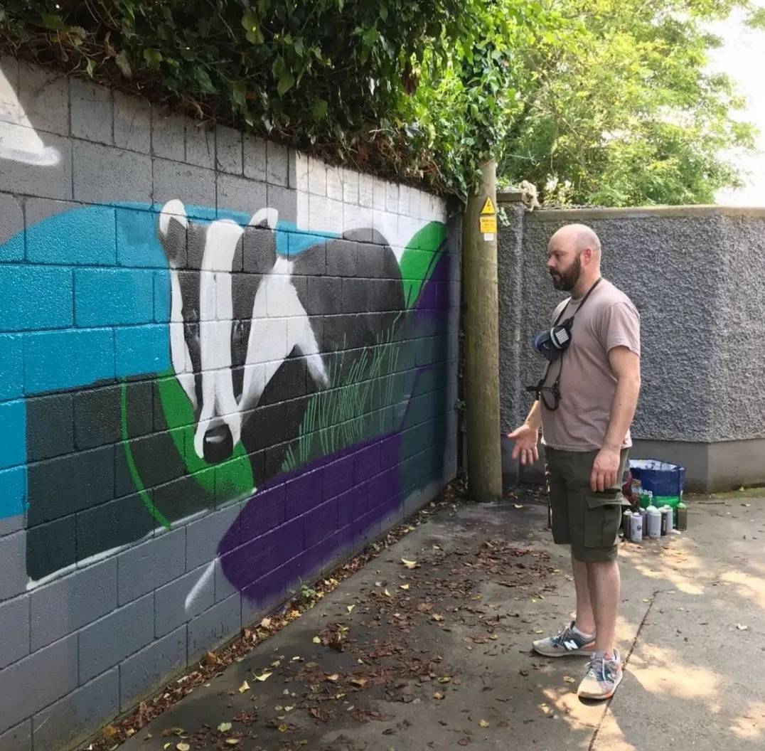 Raheny Tidy Village  now has a beautiful mural near the Dart station by  James Kirwan! What a great reminder to people to pick up their litter in the area to protect the wildlife around them 💚🦡 

#SDGsIrl #SpringClean23 #NationalSpringClean #Dublin