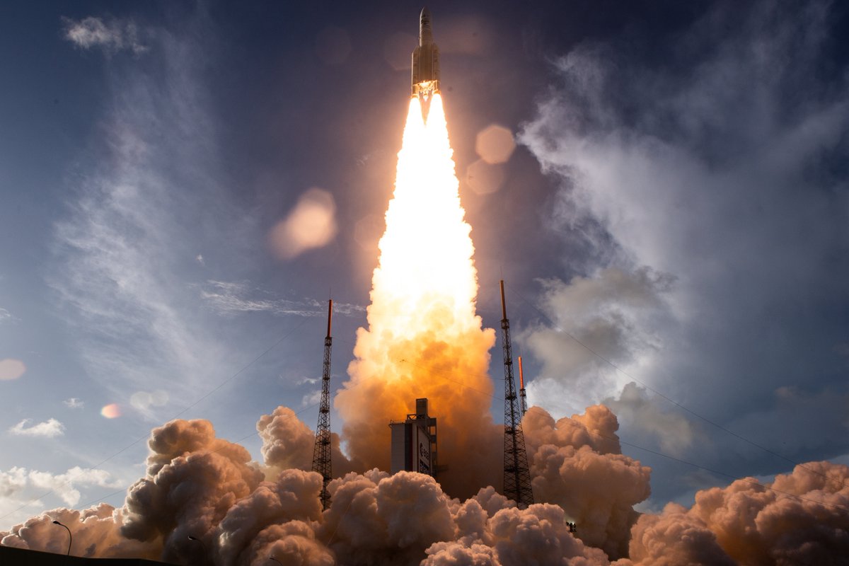 📷 There have been some amazing #Ariane5 launch photos taken over the years. We'd like to share a few of our favourites with you... flic.kr/s/aHBqjAHzU5

#SpaceTeamEurope #OneLastAriane5