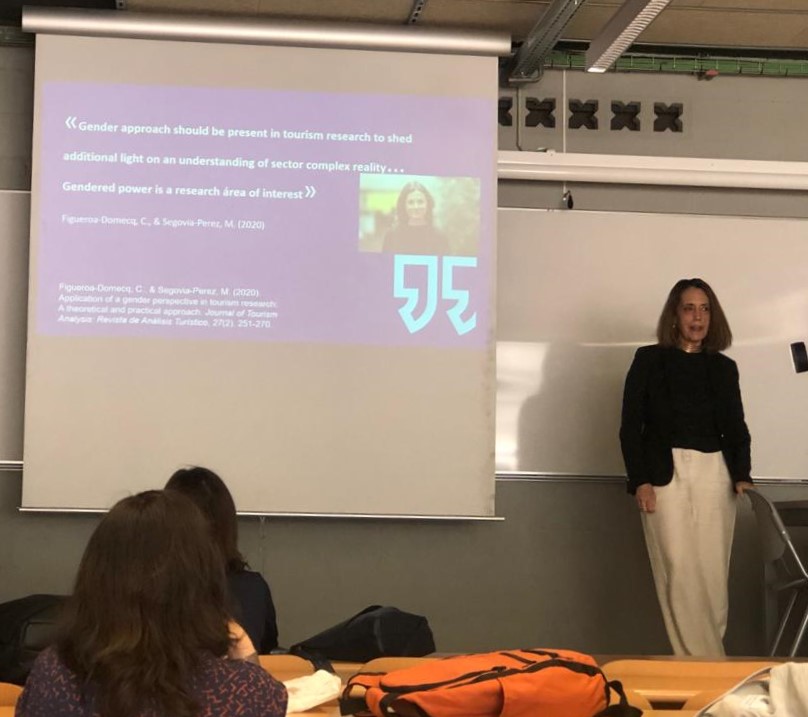 Dolores González, #doctornada de <a href="/UOCuniversitat/">UOCuniversitat</a>, y <a href="/SoleMoralesUOC/">Sole Morales</a>, investigadora <a href="/NOUTUR_/">NOUTUR</a>, presentan "Desvelando la Brecha de Género en la Industria Turística", en la sesión de🧳#Turismo y ♀️ #Género del IV #Congreso Internacional @SOCANTUR 2023.
¡Ha sido un placer participar!