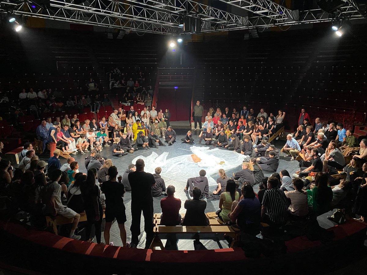 AcAmiens's tweet photo. Le projet artistique et culturel « Le feu » des 3e du collège Arthur Rimbaud s'est achevé jeudi dernier par une représentation au cirque Jules Verne d'Amiens 🎪
Ils ont écrit eux-mêmes le scénario et ont été accompagnés par le metteur en scène Nicolas Saelens 🎭
@DSDEN_80 https://t.co/UspOoxyLPs