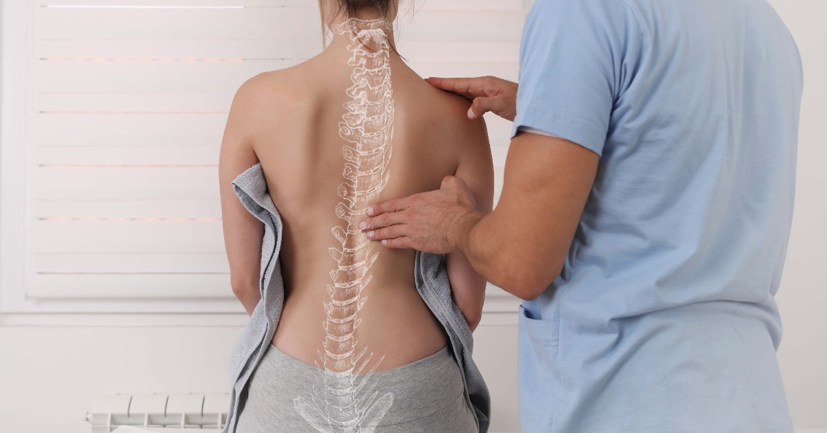 EUROSPINESoc's tweet photo. #PatientLineThursday
Scoliosis is usually noticed by a change of appearance of the back. There may be a visible curve in the spine. 
Read more about the symptoms and signs on Patient Line: https://t.co/KulqNAhoiC

#ScoliosisAwarenessMonth https://t.co/cA29Pkozoj