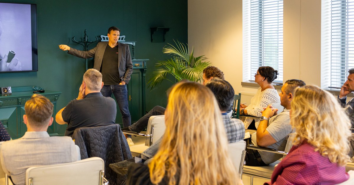 De 21e Kennissessie 💡 stond in het teken van grip op je online business in een versplinterd digitaal landschap. Thomas Eldblom vertelde hoe je de beste digitale ervaring kunt creëren met een op maat gemaakte, modulaire aanpak: 🚀 bit.ly/468HPP8