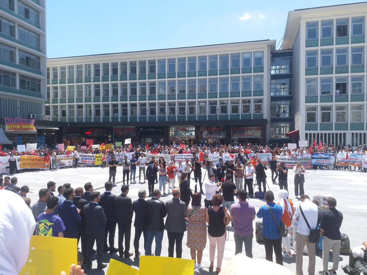 Ulus meydanda <a href="/tgrthabertv/">TGRT HABER</a> <a href="/tv100/">TV100</a> <a href="/dhainternet/">Demirören Haber Ajansı</a> <a href="/AACanli/">AA Canlı</a> kanalları canlı yayında 
Sayın <a href="/M_Sarigul/">Mustafa Sarıgül</a> <a href="/melihguuner/">Melih Güner</a> <a href="/oguzozat/">Oğuz ÖZAT</a> <a href="/egitimgucusen/">EĞİTİM GÜCÜ SEN</a> <a href="/egitimis/">Eğitim-İş</a> sendikları ile
<a href="/Benimhocamyayin/">Benim Hocam</a> Zeynep ve Yelda hocalar 
<a href="/isemyayincilik/">İsem Yayıncılık</a> Aydın, Aker ve Selim hocalar burda.
#Ulusta55BinÖgretmen