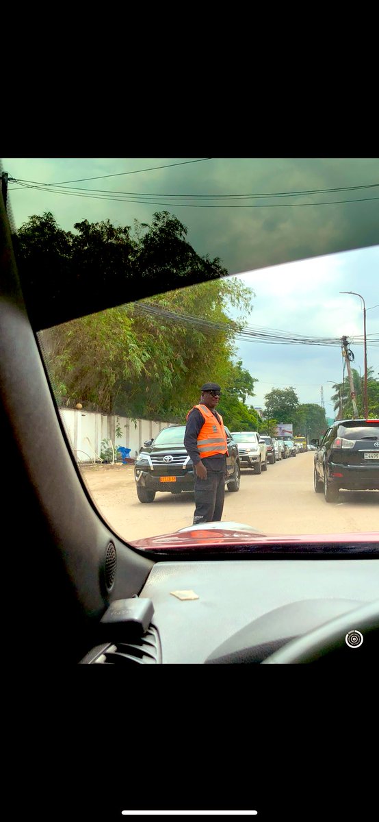 ShemboMorgan's tweet photo. Je croyais être le seul à vouloir rendre hommage à ce digne agent de l’ordre.
Mon frère, ce papa est la preuve qu’il est possible d’être honnête dans un environnement corrompu, à Kinshasa je n’ai encore jamais vu un PCR aussi professionnel.
Il mérite d’occuper un poste de commandement dans la PCR de Kinshasa🙏🏾