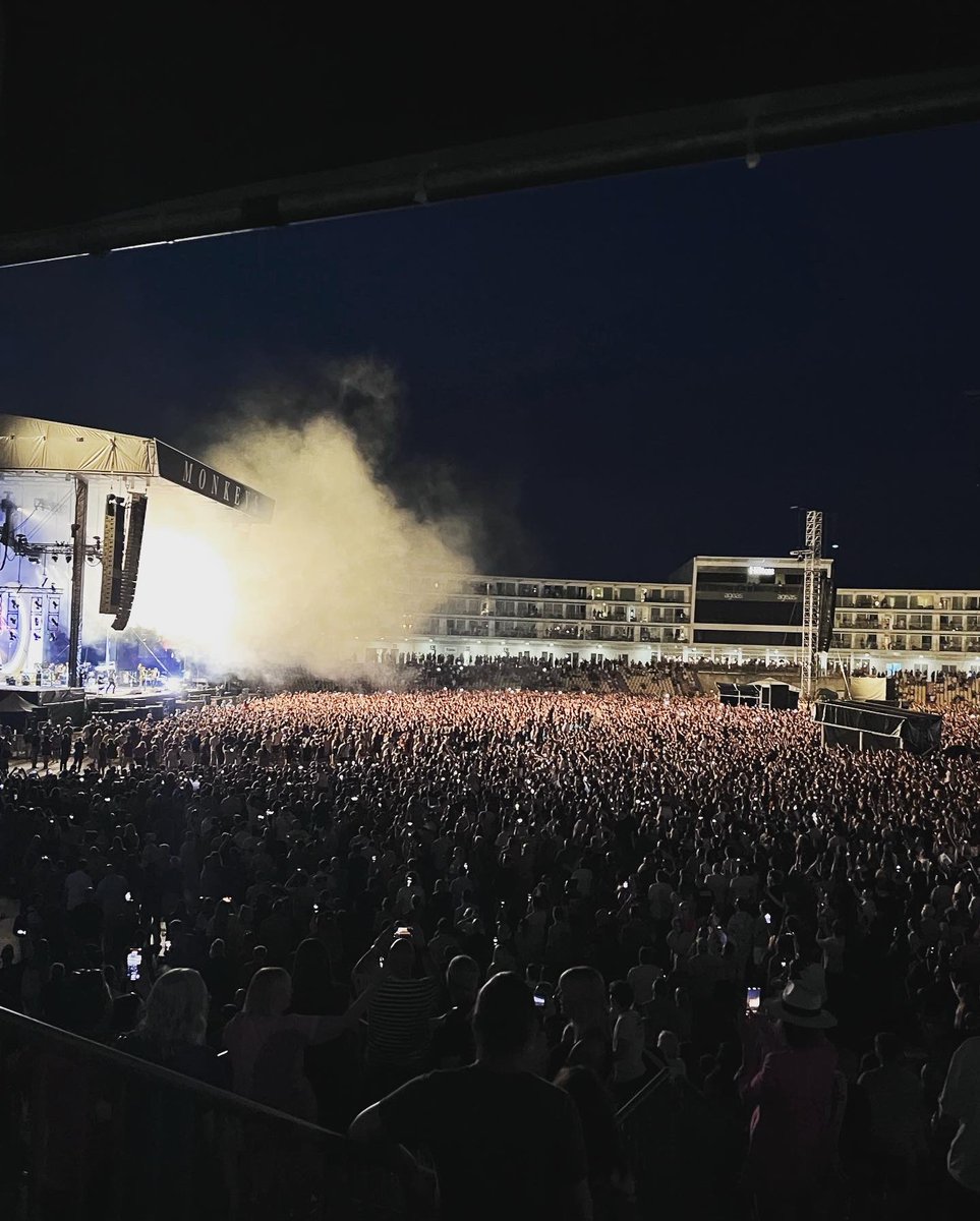 richparker46's tweet photo. Great night #arcticmonkeys #ageasbowl #southampton @hollylollyy88 https://t.co/w580ZbKKVI