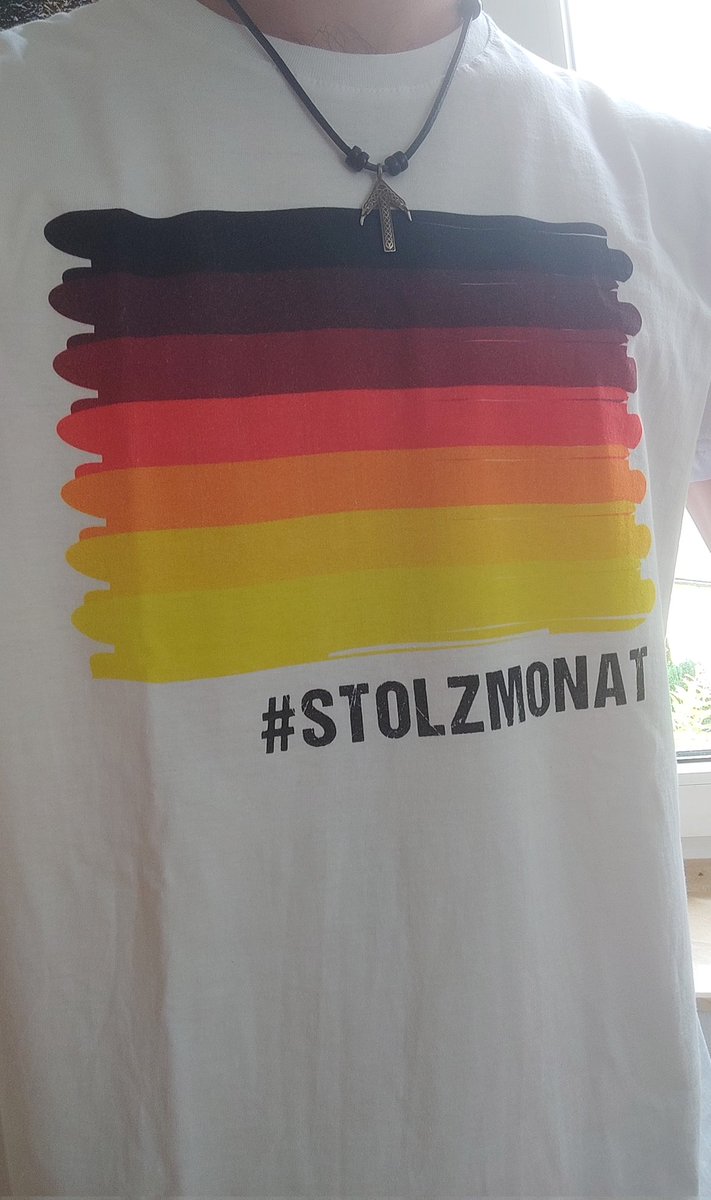 Mein #Stolzmonat T-Hemd ist angekommen! Fällt etwas größer/weiter aus, als T-Hemden derselben Größe von @DFObrand, die ich sonst gerne trage. Aber nichtsdestotrotz sehr schön gemacht. Grüße gehen raus an den Hersteller @rebelldesign!

#UnwokeGermanTwitter #hartundstolz