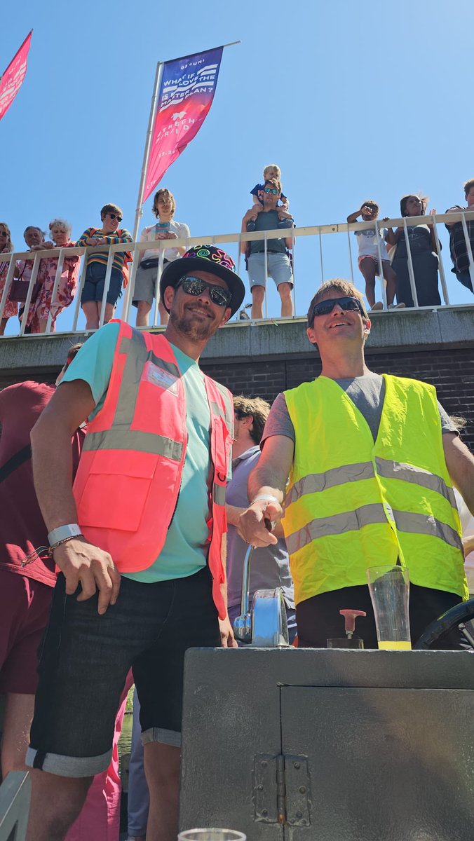 jasperjwater's tweet photo. Wat een schitterend feest was het 3 juni in Utrecht! Samen de liefde vieren en genieten van mensen die (even) zichzelf konden zijn. Naar als je dat niet elke dag mag ervaren.
Met trots en blijdschap de Kasteelboot met de politieke partijen gevaren.
#varen #schipper #utrechtpride https://t.co/nETcq18y8y