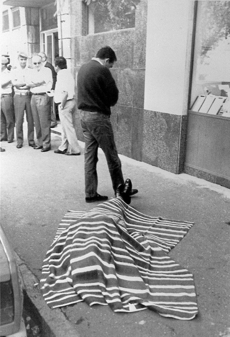 ¿Sabías que #TalDiaComoHoy de 1990 en #Valladolid los #GRAPO asesinaron al coronel Manuel López Muñoz? Salía de casa para ir a trabajar. Uno de sus cuatro hijos oyó los disparos y cuando bajó se encontró a su padre muerto.

¡Ésto eran los GRAPO!

HILO ⤵️