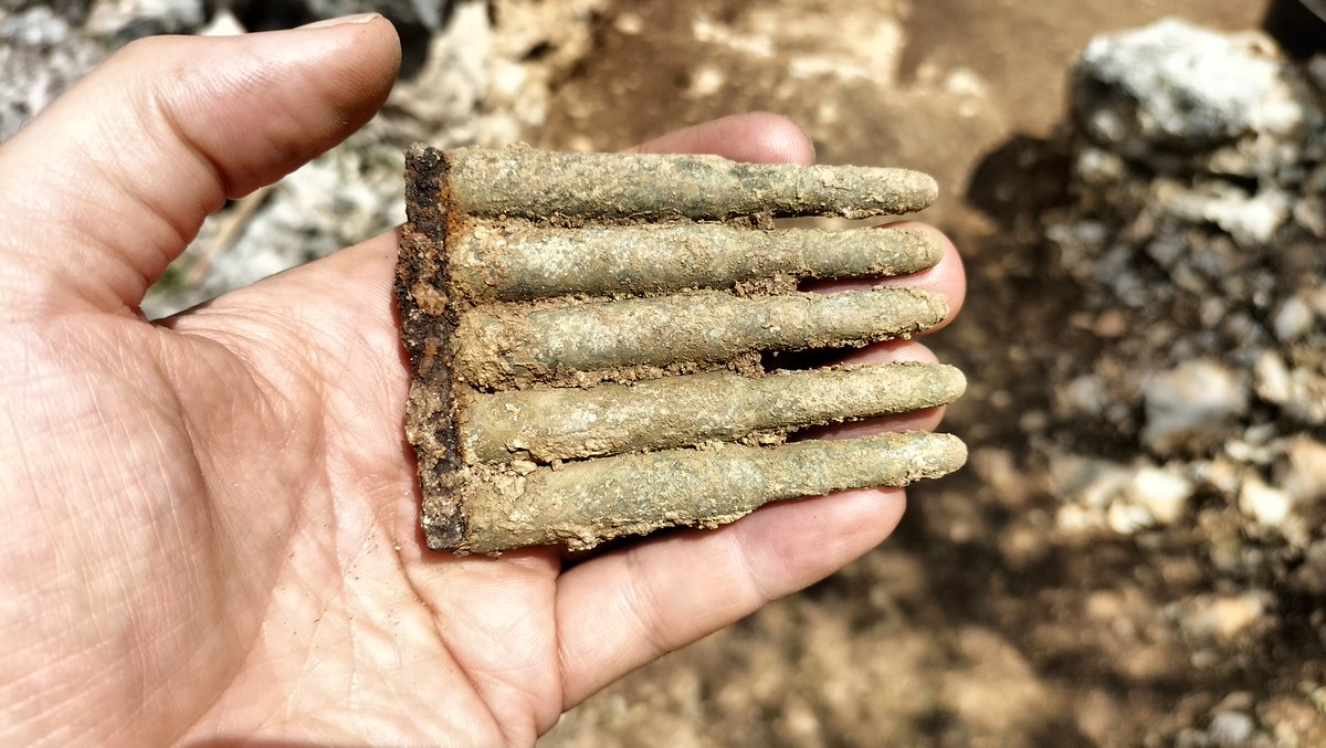 Un cargador completo de Máuser. En el barracón de los guardias está apareciendo una gran cantidad de material y en muy buen estado, como si los soldados se hubieran ido a toda prisa.