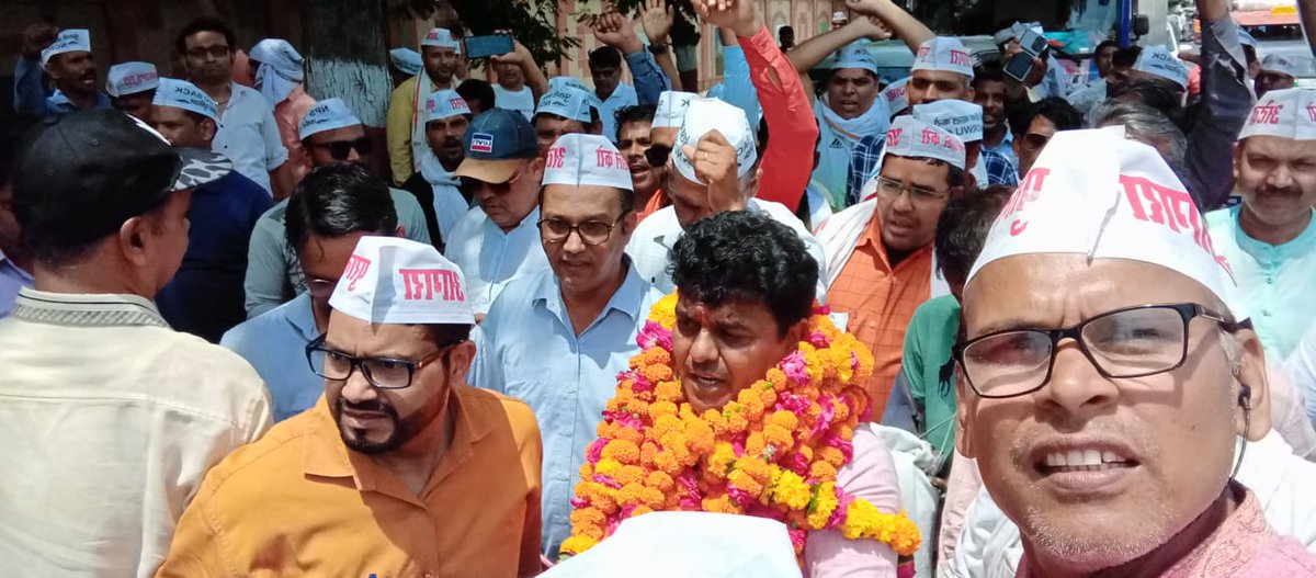 Srikrishnachau9's tweet photo. _*ताजनगरी आगरा में पेंशन जुनून की गूंज*_   
      _*लगातार यात्रा आगे बढ़ती हुई.. जगह जगह रेलवे, अटेवा और तमाम विभागों के कर्मचारियों ने बन्धुजी व पूरी टीम का शानदार स्वागत किया । मातृशक्तियों की सहभागिता सराहनीय रही।।*_
#NPS  निजीकरण भारत छोड़ो यात्रा।
#पुरानी पेंशन बहाल हो। https://t.co/JWlpisIs0U