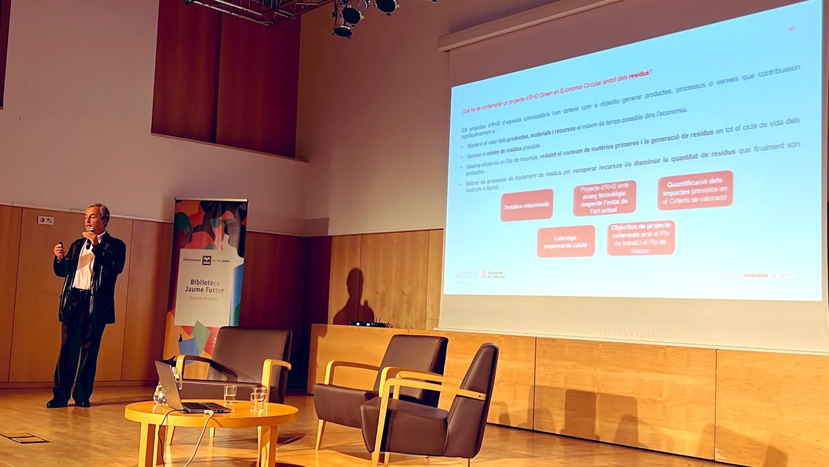 CristinaPenyaG's tweet photo. Torn de @lltortras detallant els punts interessants per preparar una proposta per la línia de #NuclisACCIO en l’àmbit dels #residus 2023
Recordeu que es poden demanar reunions per valorar encaix de proposta de forma #confidencial i totalment #personalitzada https://t.co/0gptO8hHAm